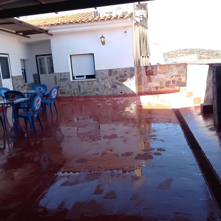 Hostal 2 Estrellas -Restaurante Las Tres Encinas En El Centro Del Pueblo Cabeza la Vaca Dış mekan fotoğraf