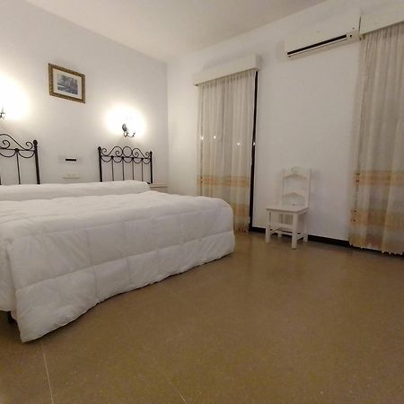 Hostal 2 Estrellas -Restaurante Las Tres Encinas En El Centro Del Pueblo Cabeza la Vaca Dış mekan fotoğraf