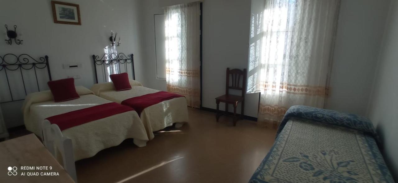 Hostal 2 Estrellas -Restaurante Las Tres Encinas En El Centro Del Pueblo Cabeza la Vaca Dış mekan fotoğraf