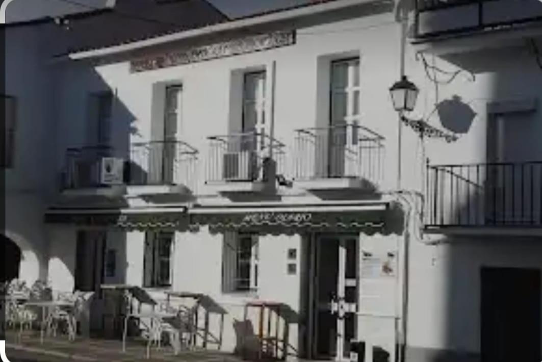 Hostal 2 Estrellas -Restaurante Las Tres Encinas En El Centro Del Pueblo Cabeza la Vaca Dış mekan fotoğraf