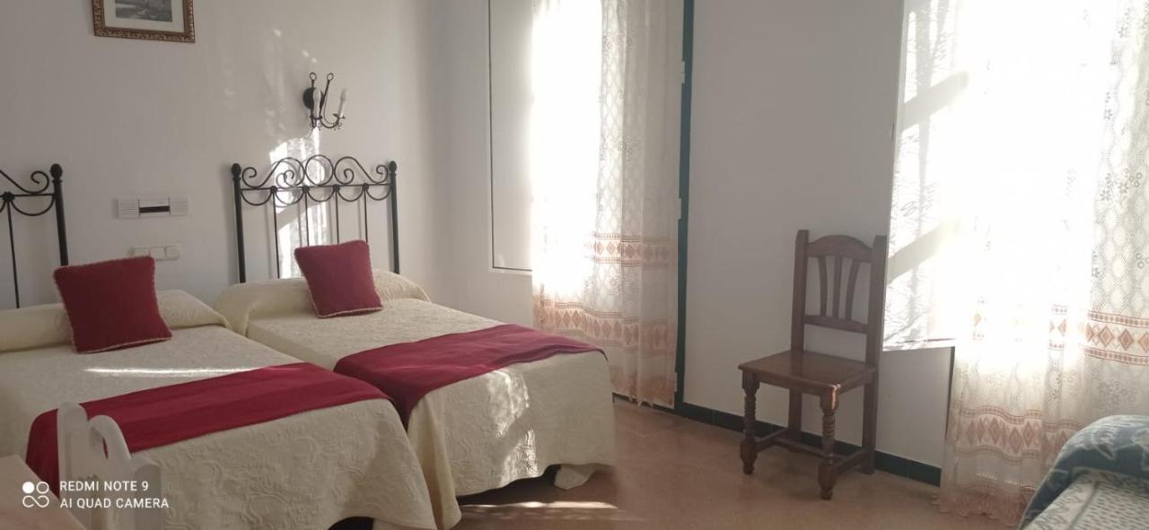 Hostal 2 Estrellas -Restaurante Las Tres Encinas En El Centro Del Pueblo Cabeza la Vaca Dış mekan fotoğraf