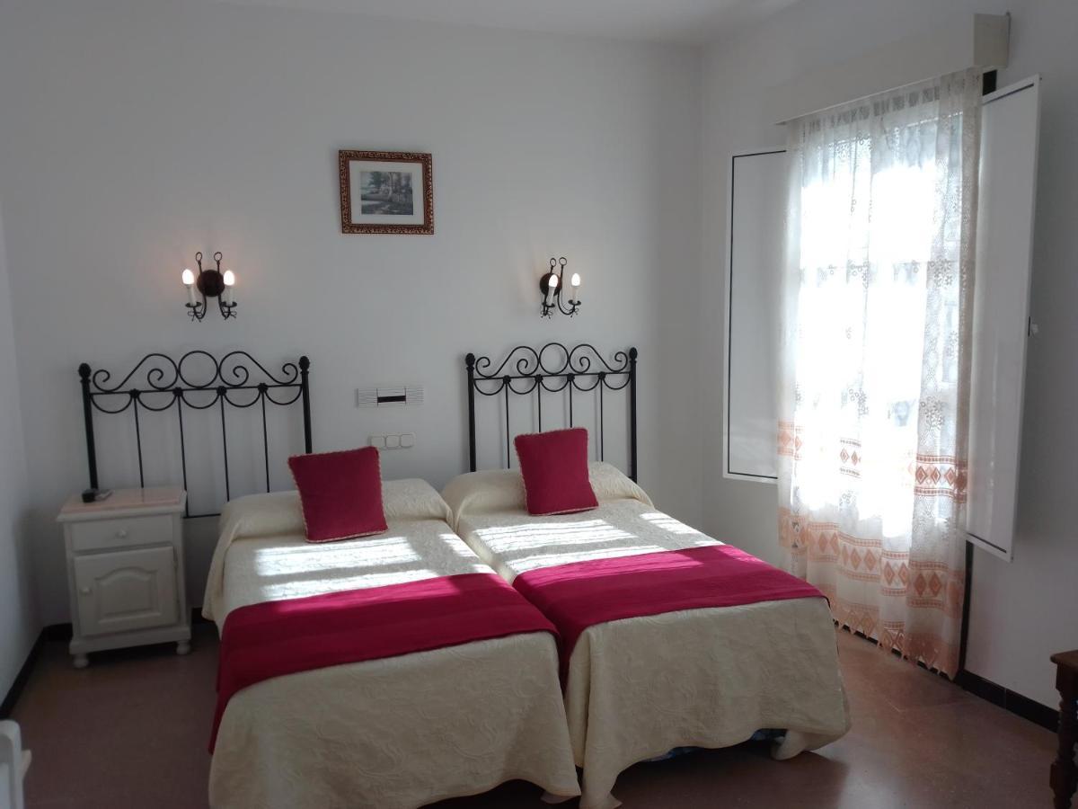 Hostal 2 Estrellas -Restaurante Las Tres Encinas En El Centro Del Pueblo Cabeza la Vaca Dış mekan fotoğraf