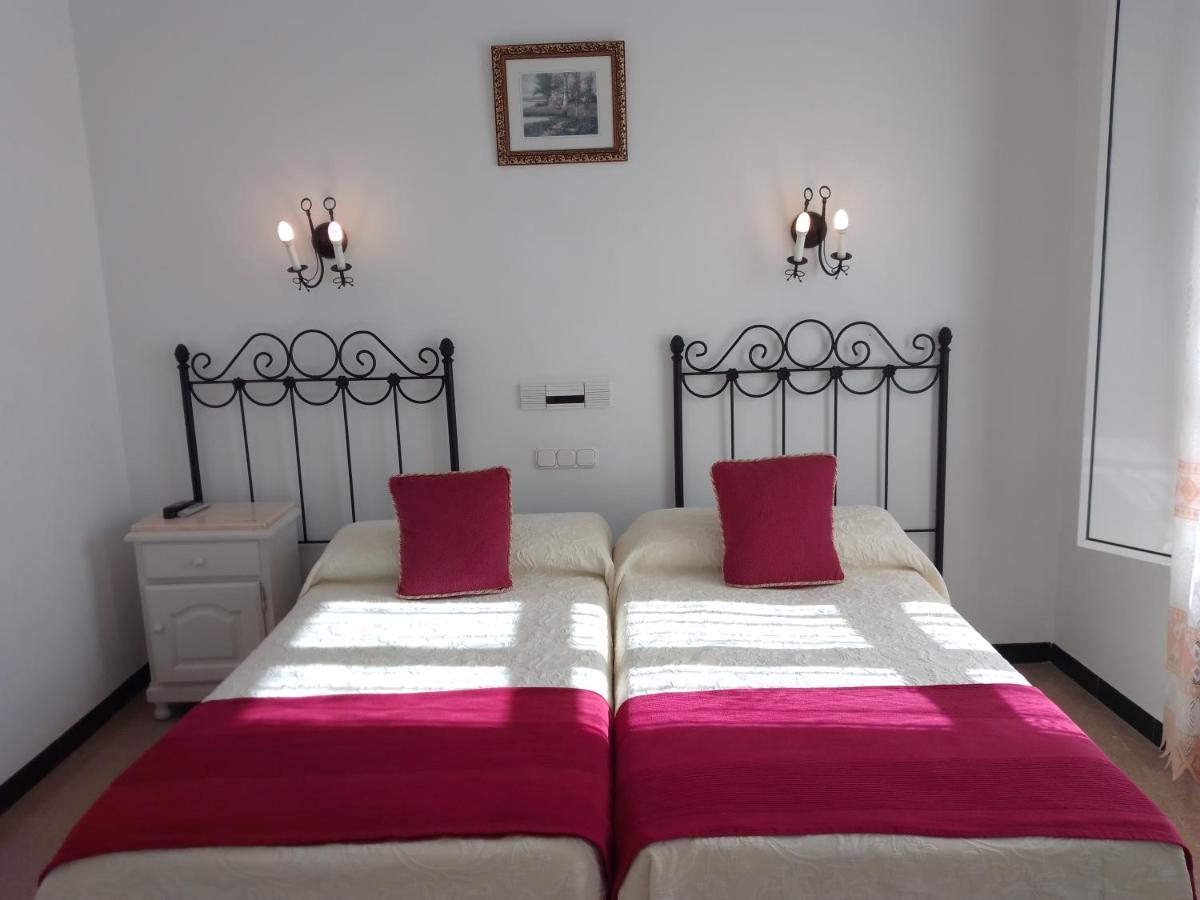 Hostal 2 Estrellas -Restaurante Las Tres Encinas En El Centro Del Pueblo Cabeza la Vaca Dış mekan fotoğraf