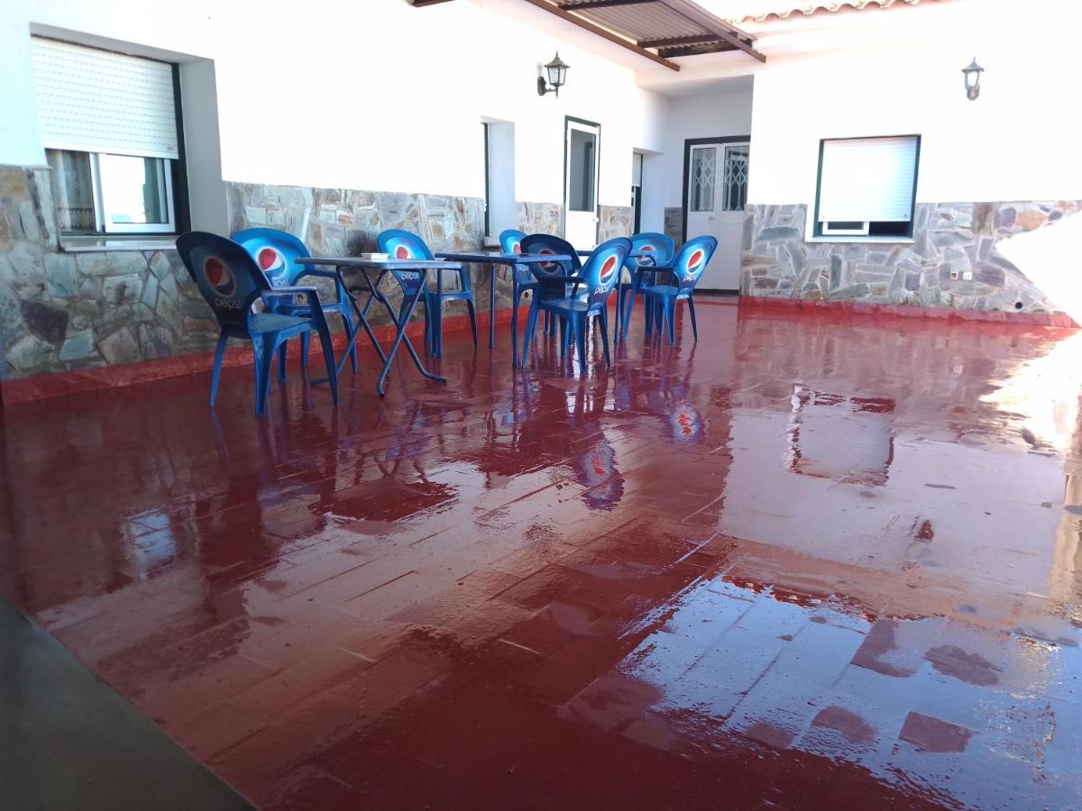 Hostal 2 Estrellas -Restaurante Las Tres Encinas En El Centro Del Pueblo Cabeza la Vaca Dış mekan fotoğraf