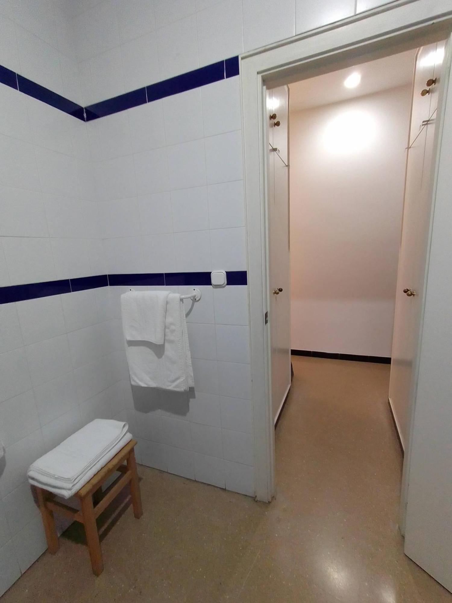 Hostal 2 Estrellas -Restaurante Las Tres Encinas En El Centro Del Pueblo Cabeza la Vaca Dış mekan fotoğraf