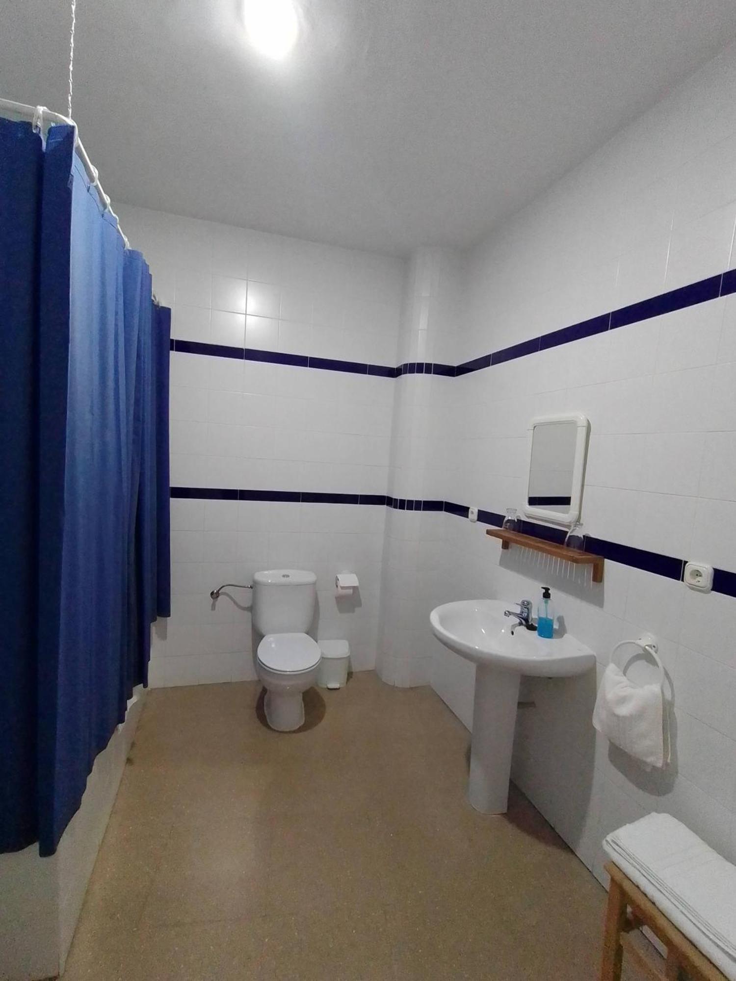 Hostal 2 Estrellas -Restaurante Las Tres Encinas En El Centro Del Pueblo Cabeza la Vaca Dış mekan fotoğraf
