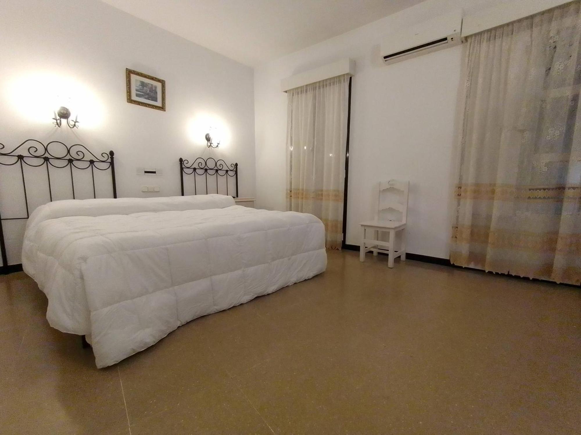 Hostal 2 Estrellas -Restaurante Las Tres Encinas En El Centro Del Pueblo Cabeza la Vaca Dış mekan fotoğraf