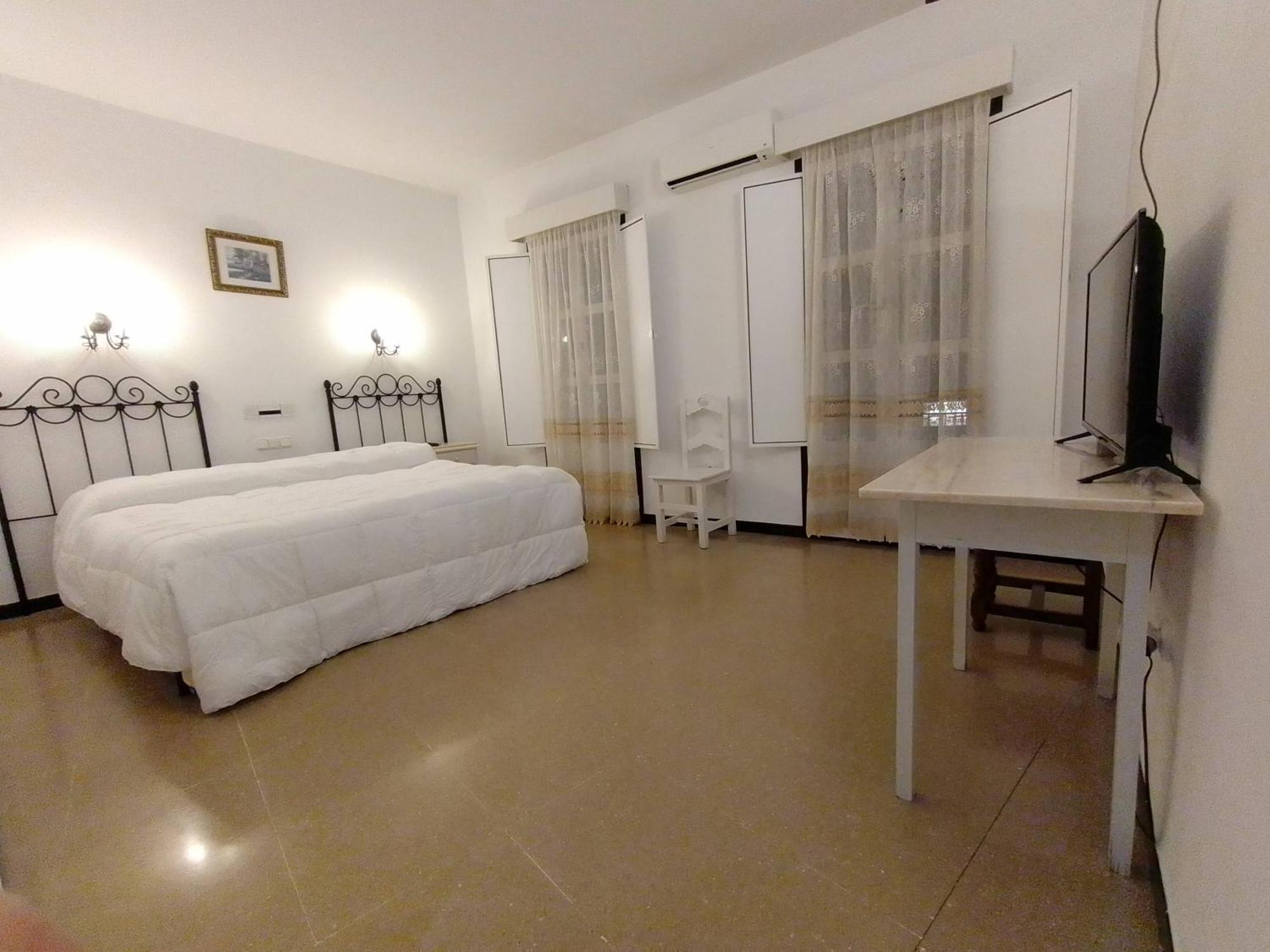 Hostal 2 Estrellas -Restaurante Las Tres Encinas En El Centro Del Pueblo Cabeza la Vaca Dış mekan fotoğraf